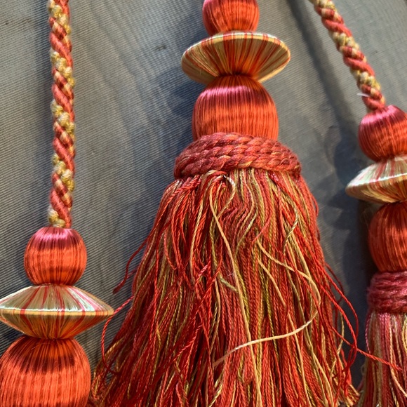 Braemore set of Tassels - Picture 3 of 8